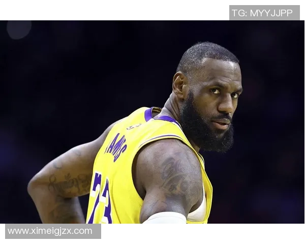 詹姆斯运球失误被抢断怀特快速反击轻松上篮得分